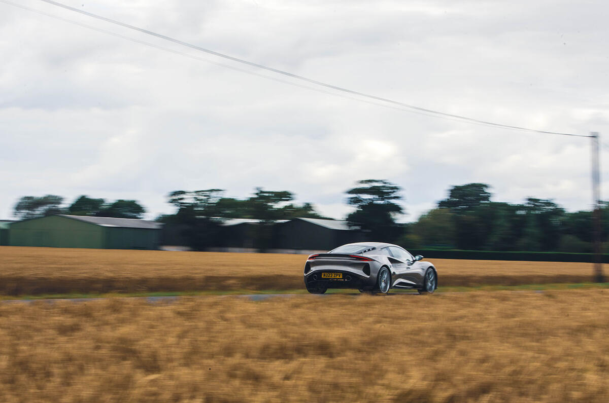 lotus emira 4 cylindres 2023 review 07 panning rear