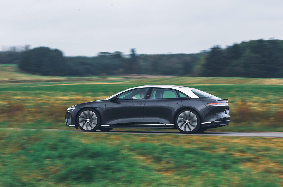 lucid air 2023 review 003 panning
