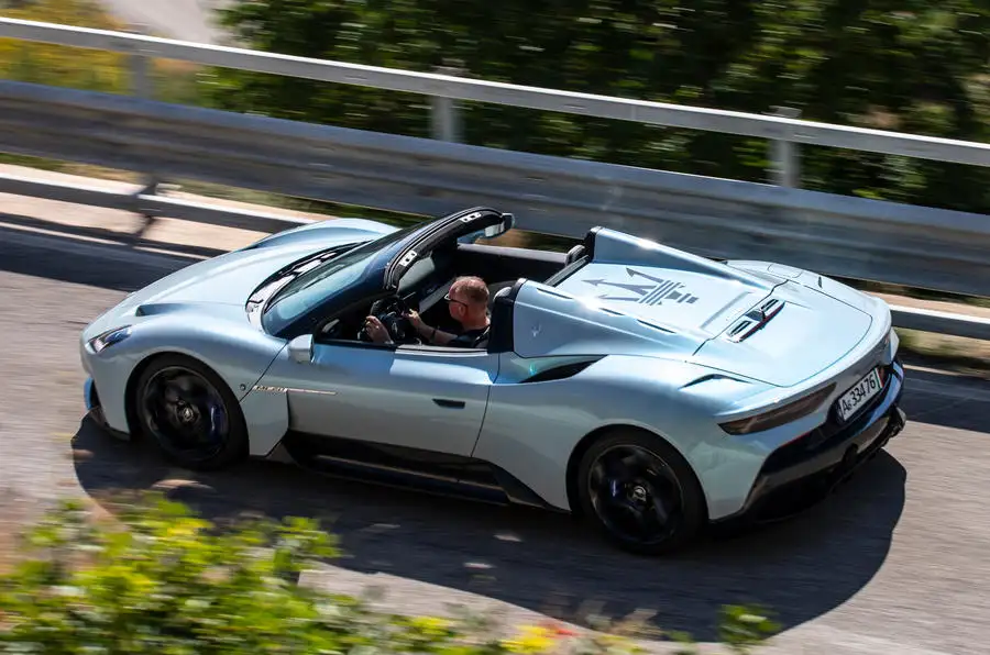 maserati mc20 cielo conduite dessus arrière