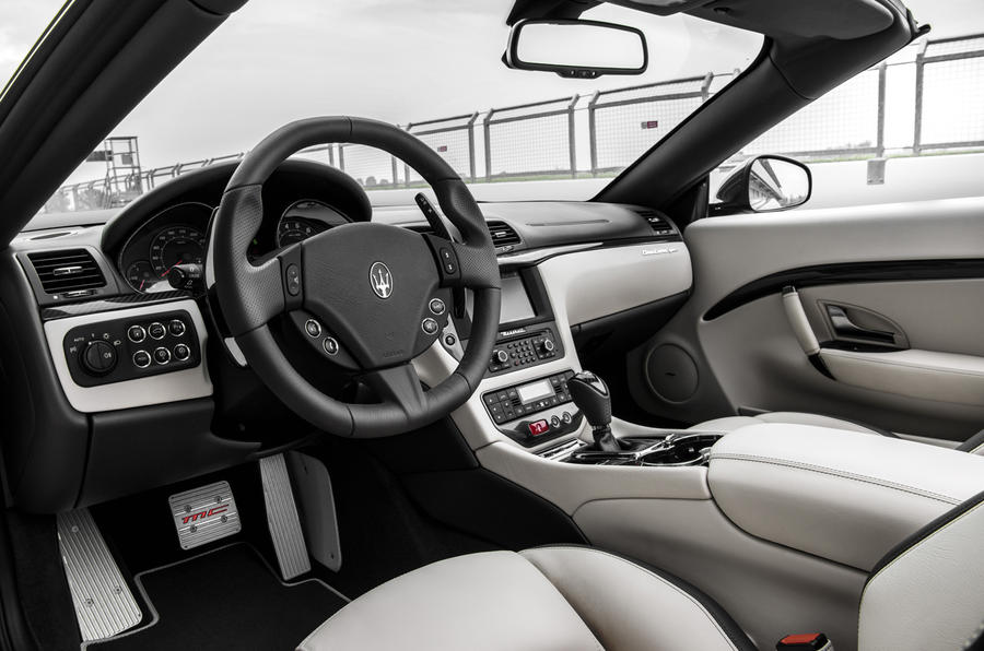 Maserati GranCabrio interior 