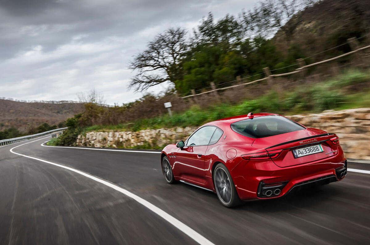 maserati granturismo trofeo essai routier 2023 03 travelling arrière