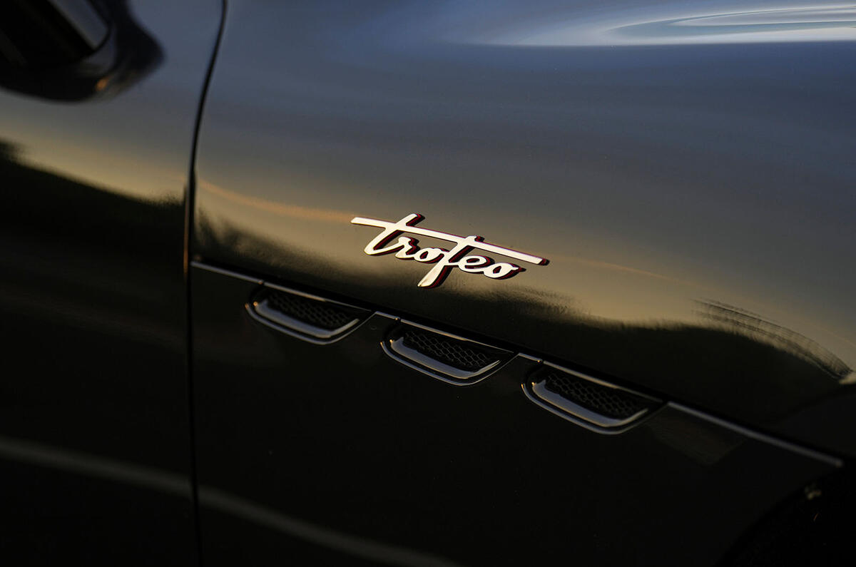 maserati granturismo trofeo uk review 2023 06 badge