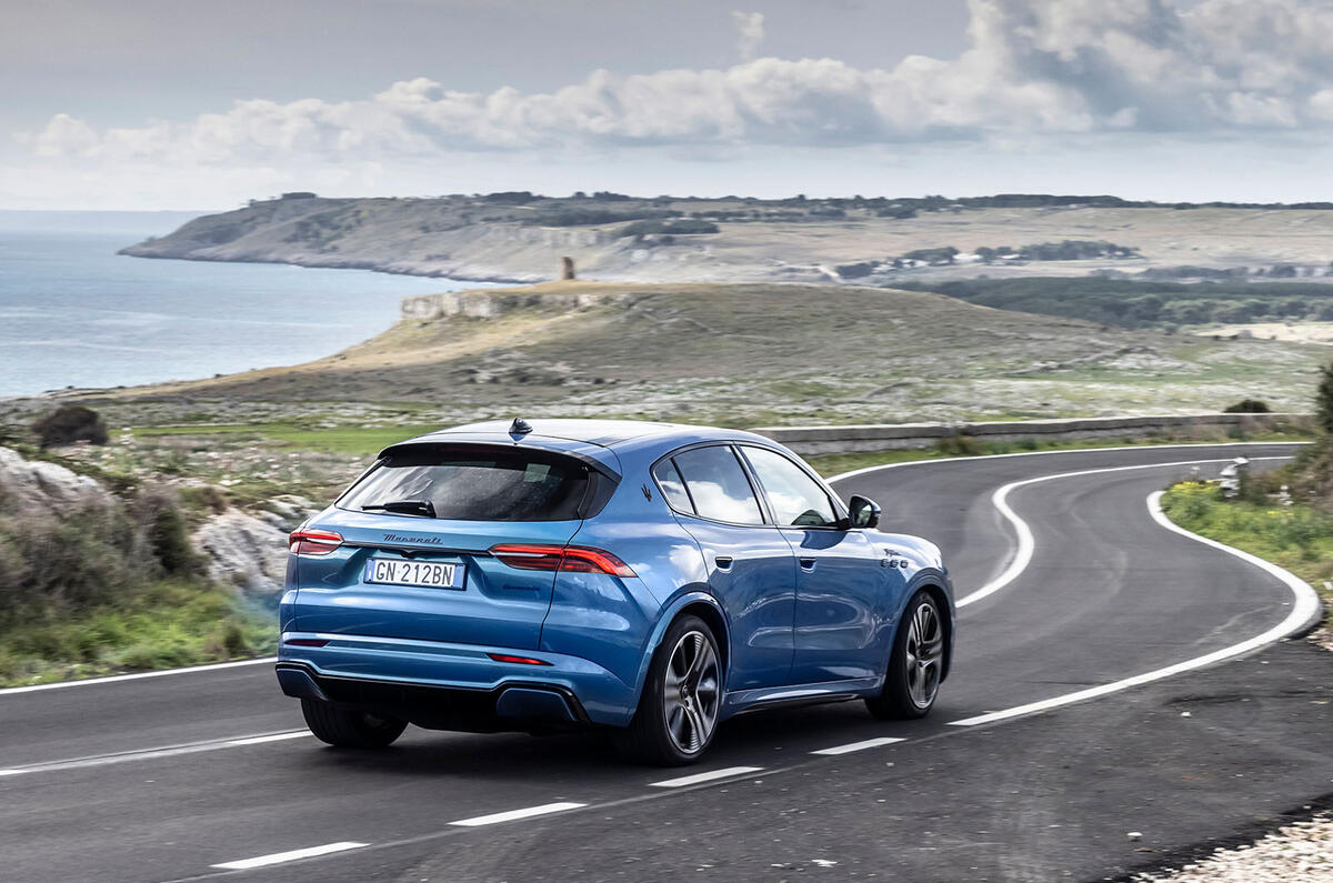 maserati grecale foglore review 2024 03 cornering rear