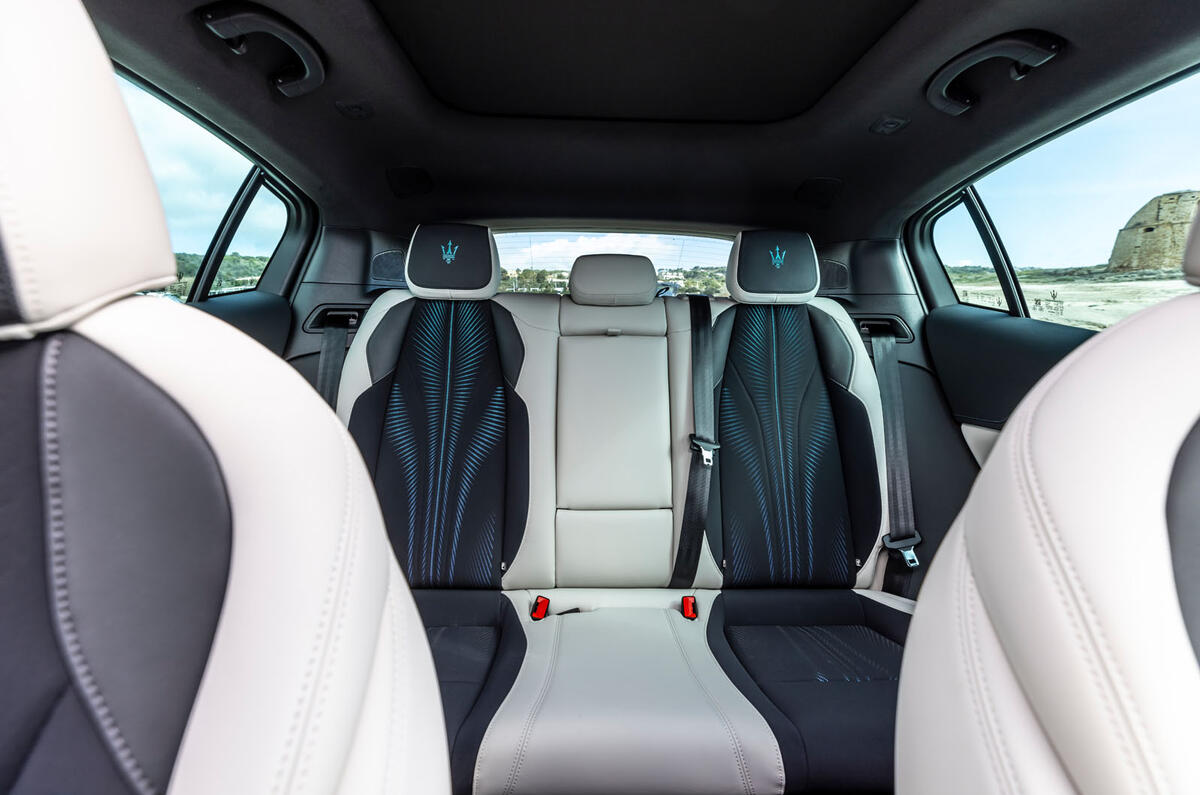 maserati grecale foglore review 2024 07 sièges arrière