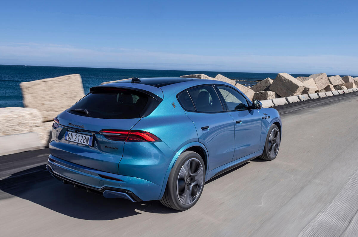 maserati grecale foglore review 2024 11 tracking rear