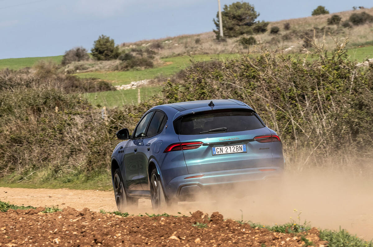 maserati grecale foglore review 2024 12 dirt road