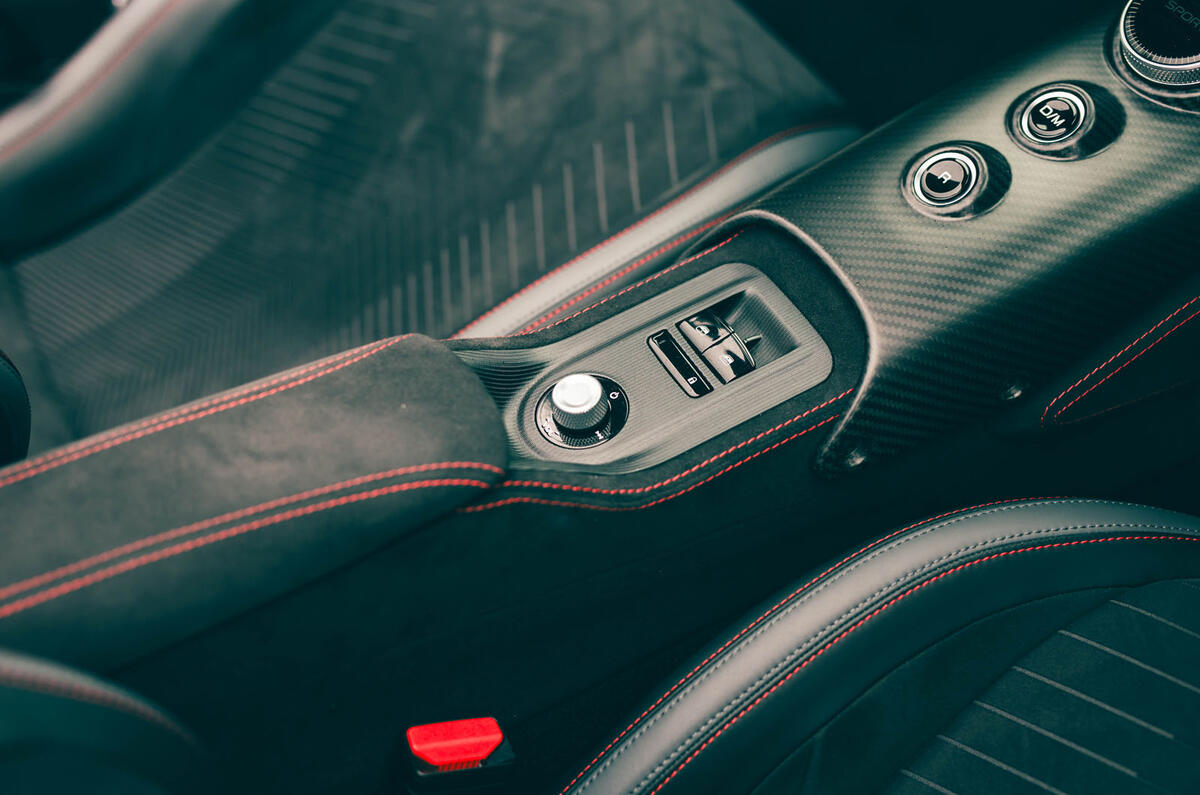 Maserati MC20 Celio avis 2024 18 console centrale