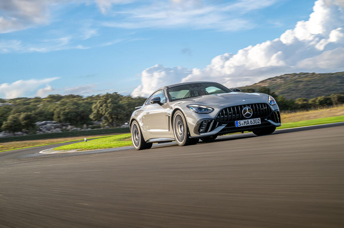 Mercedes AMG GT 63 Pro en virage avant 009