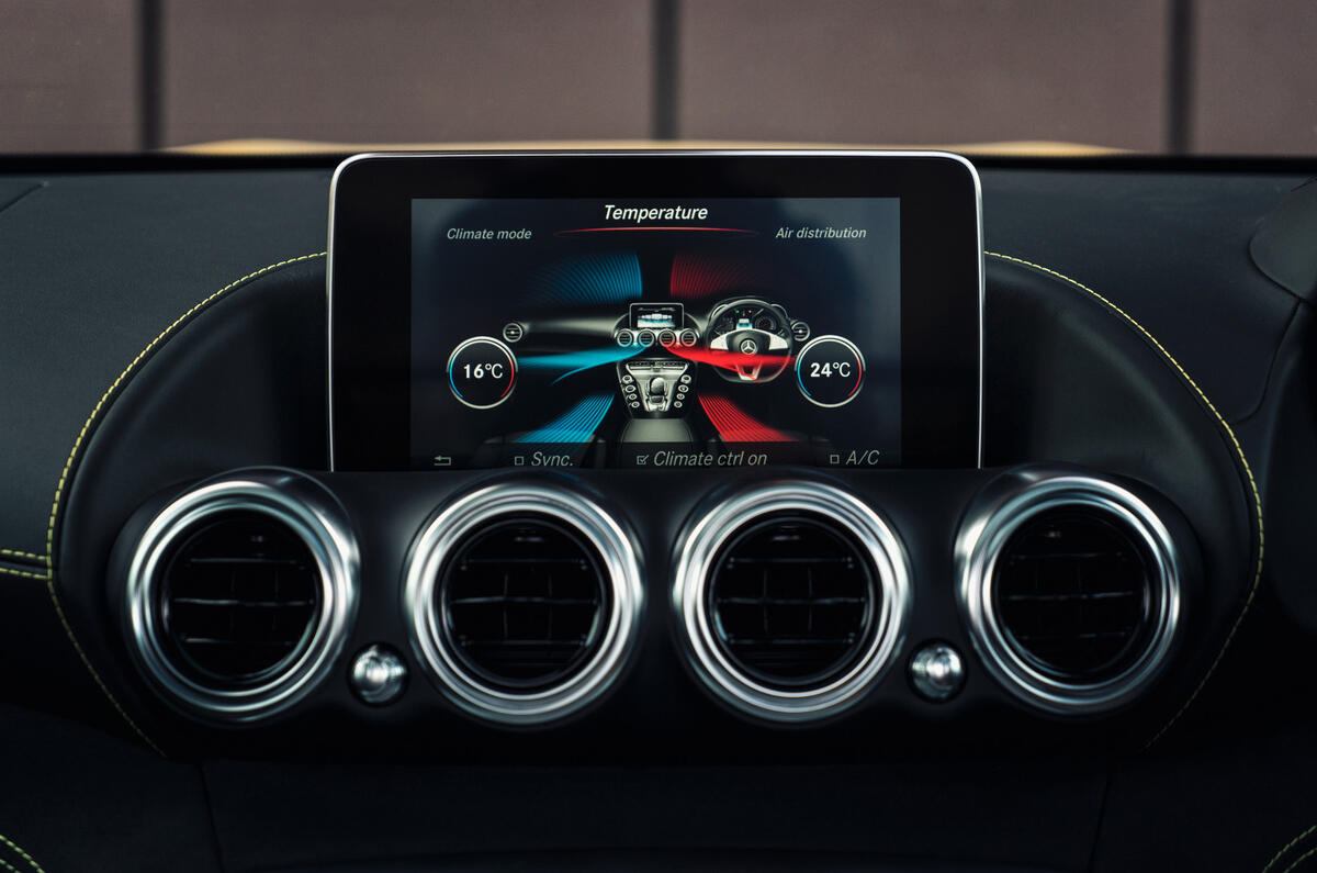 Mercedes-AMG GT S infotainment