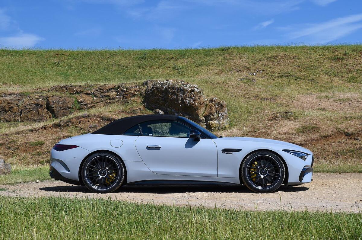 mercedes amg sl63 essai routier 2023 13 toit abaissé