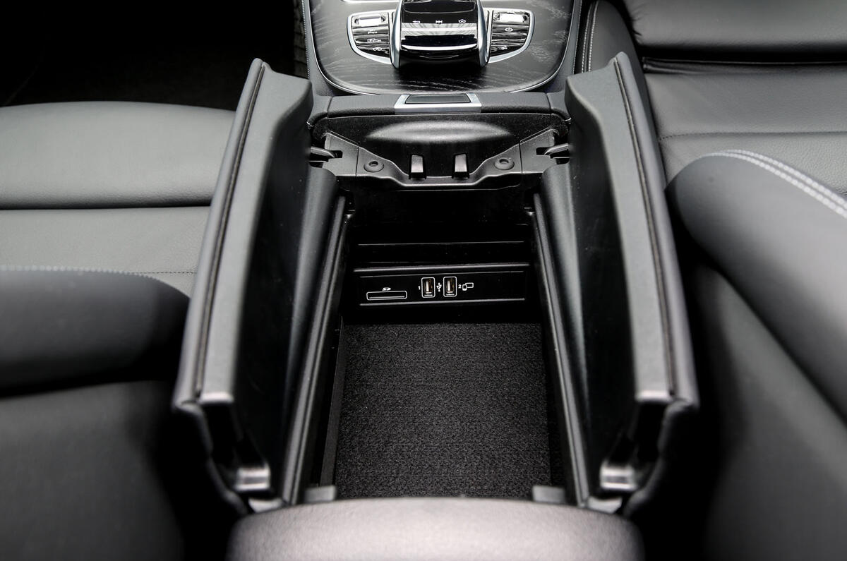 Mercedes-Benz E-Class Coupé central cubbyhole
