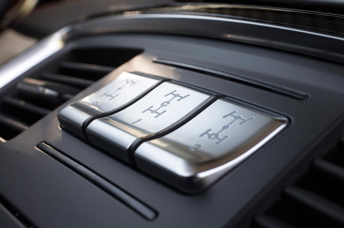 The diff locks switches in the Mercedes-AMG G 63 6x6