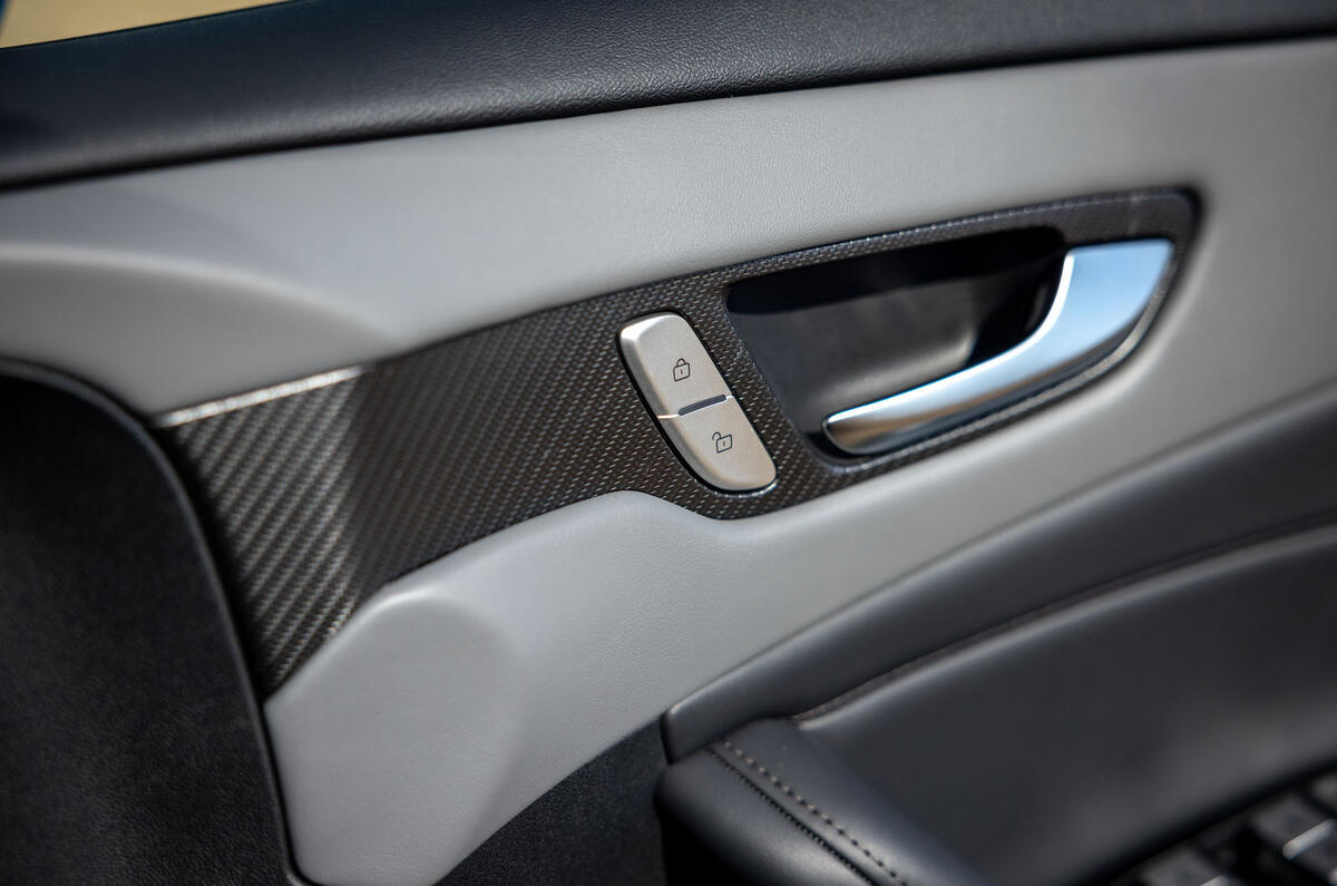 MG S5 2025 Review garniture de porte 161