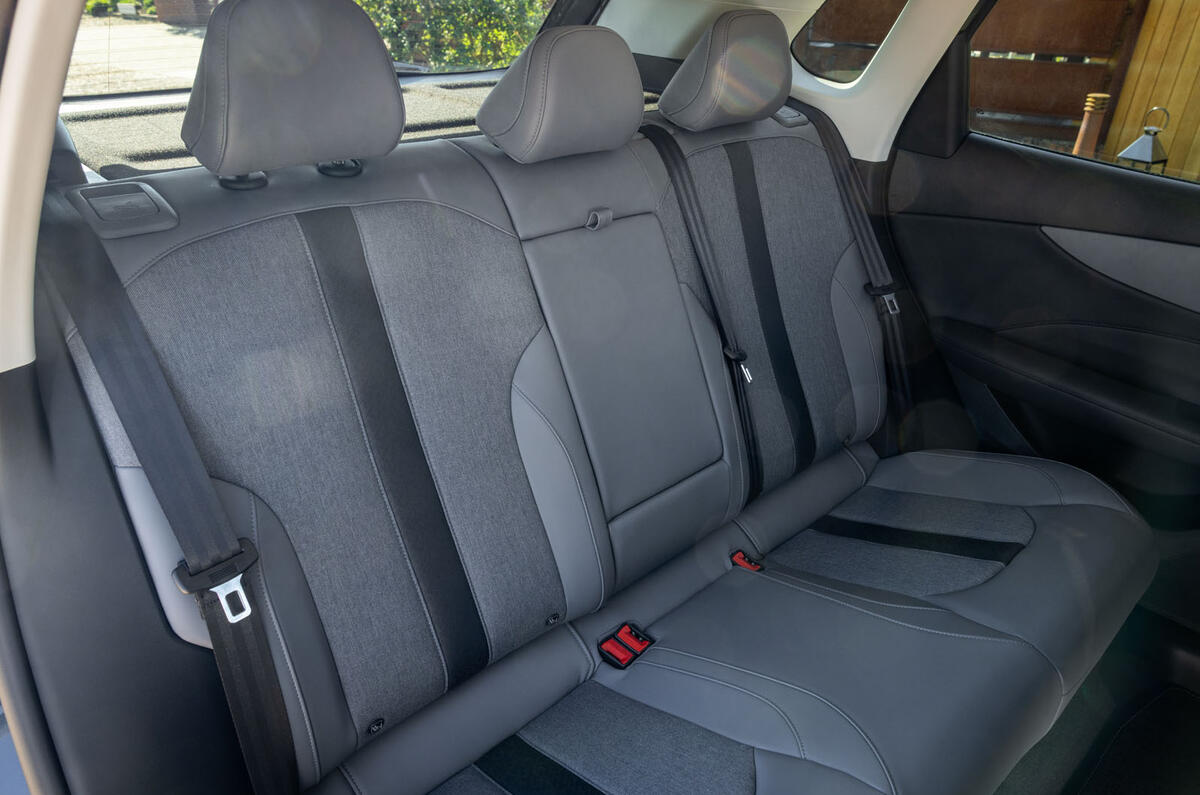 MG S5 2025 Review sièges arrière 89