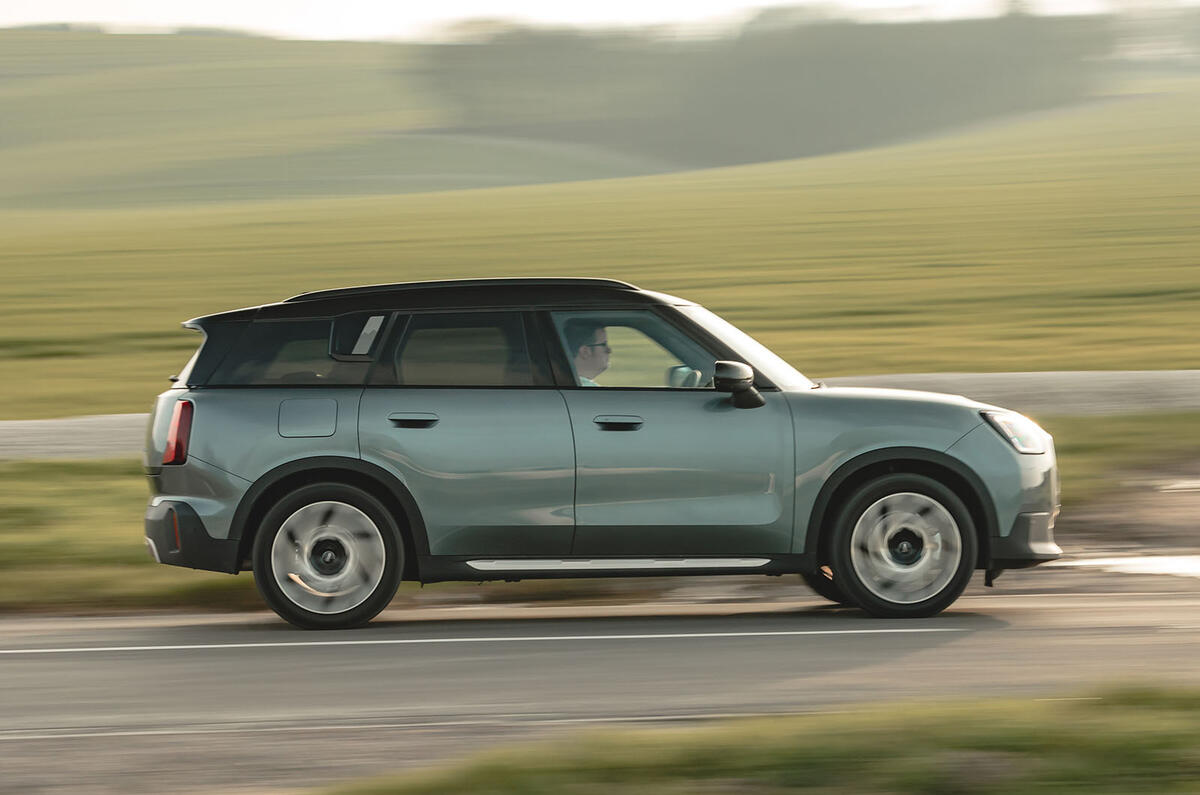 mini-countryman-review-2024-02-panning.j