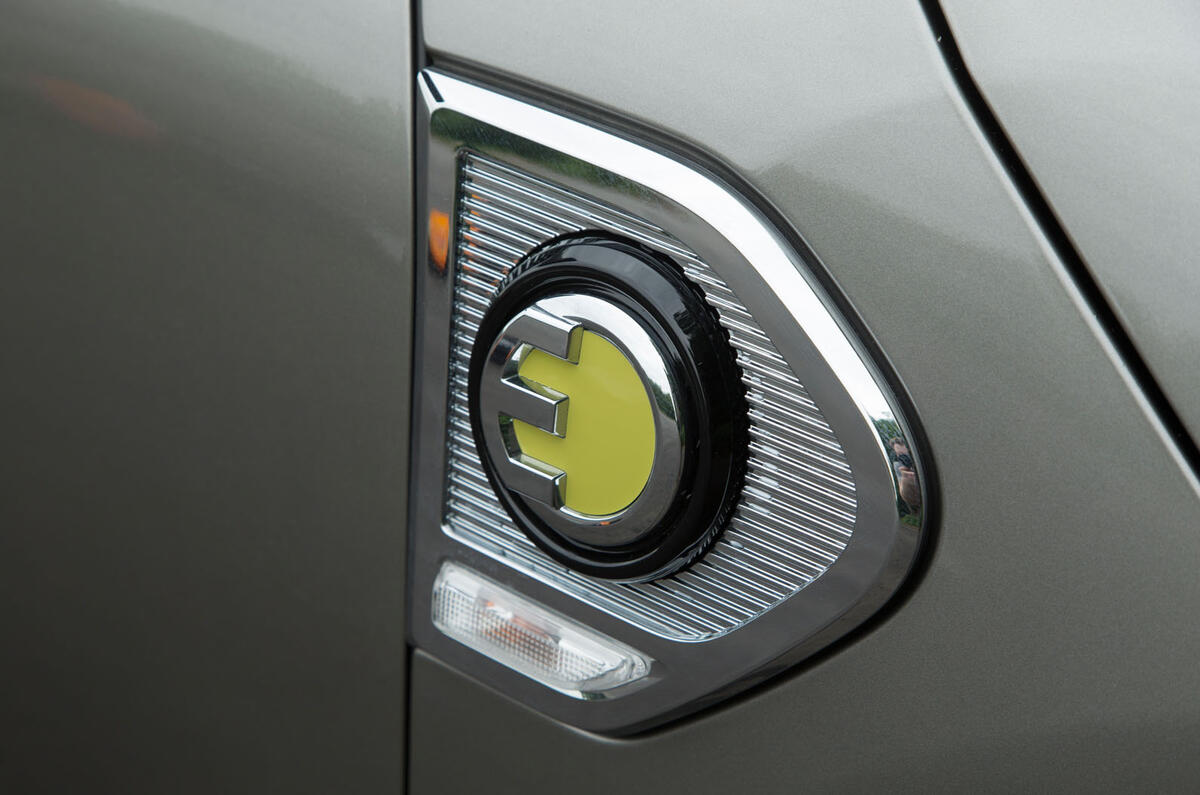 Mini Countryman S E All4 charging port cap