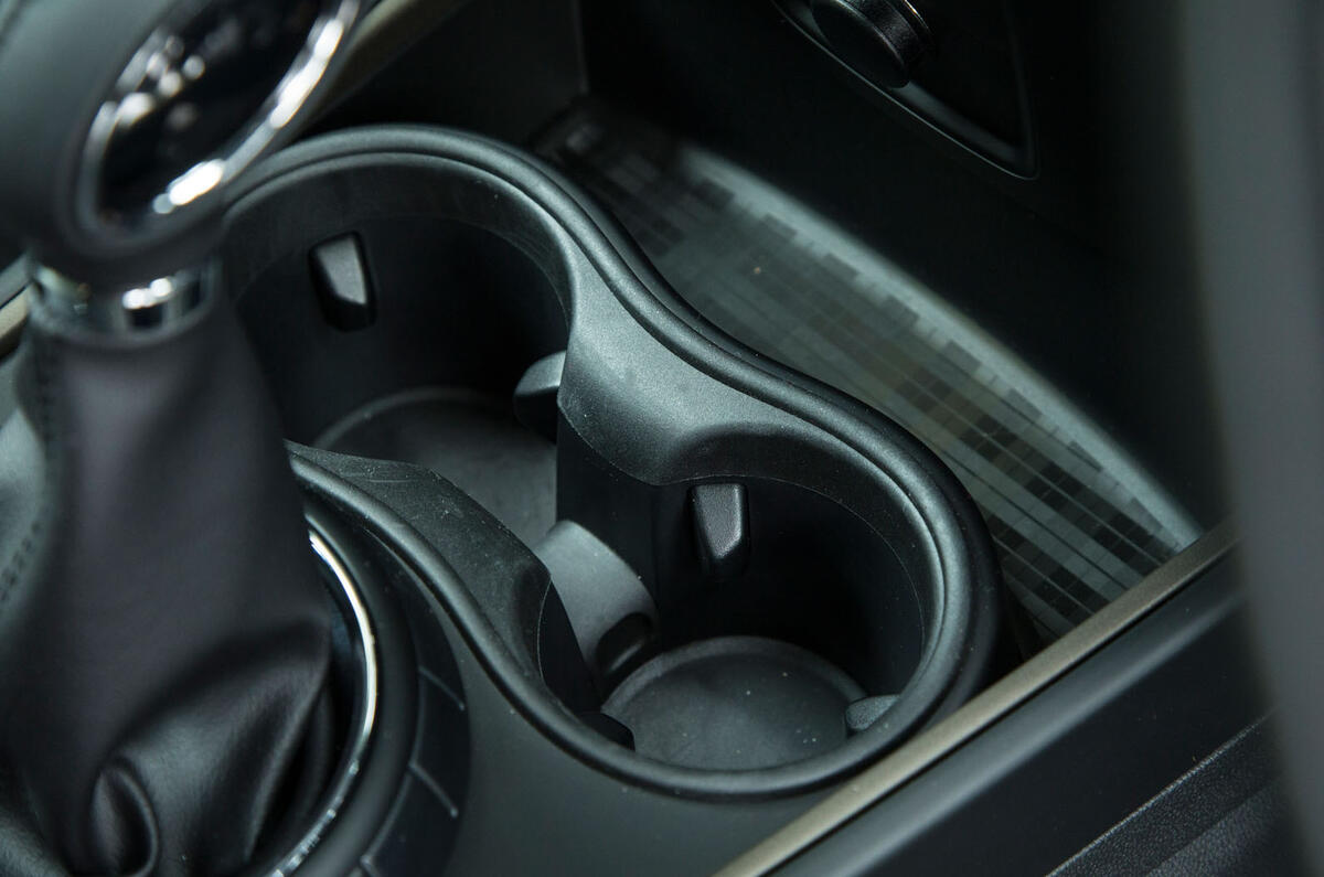 Mini Countryman S E All4 cupholders