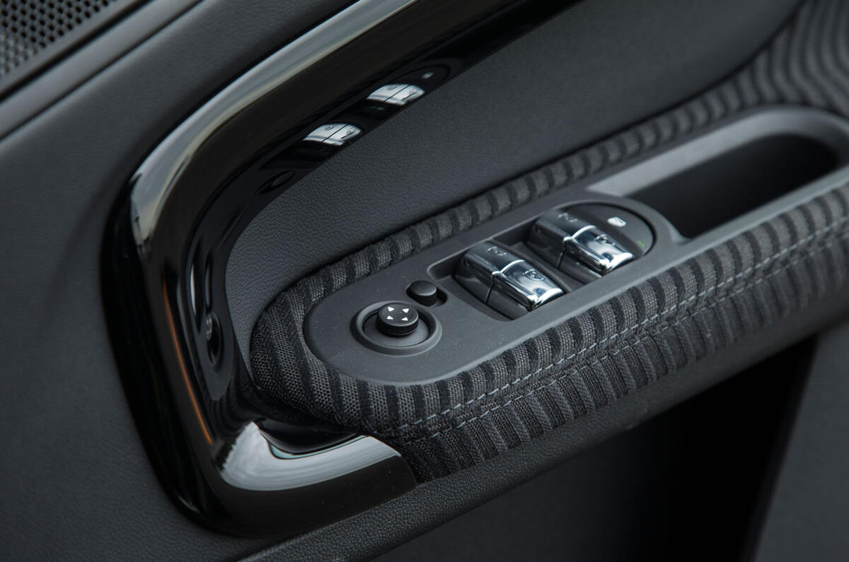 Mini Countryman S E All4 door controls