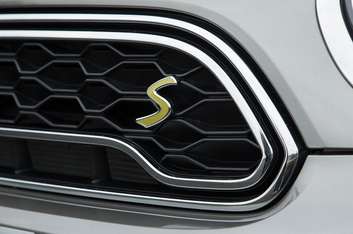 Mini Countryman S E All4 badging