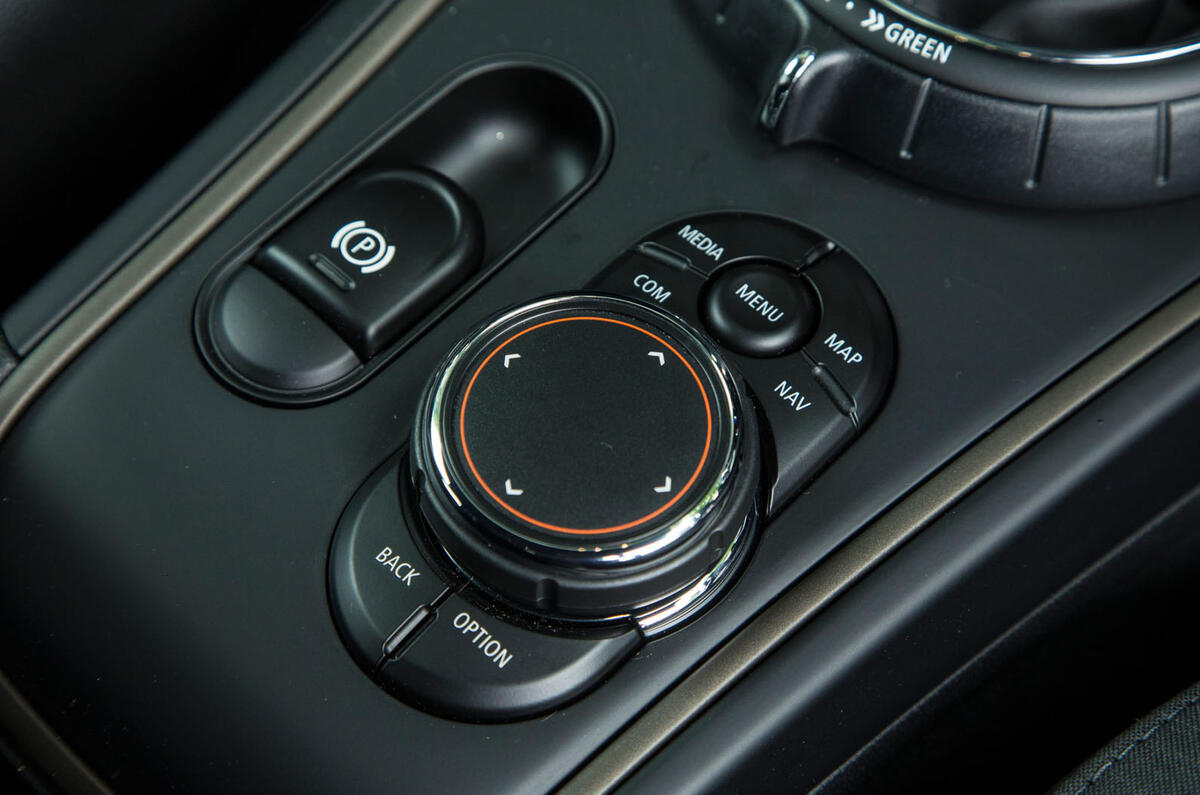 Mini Countryman S E All4 infotainment controller