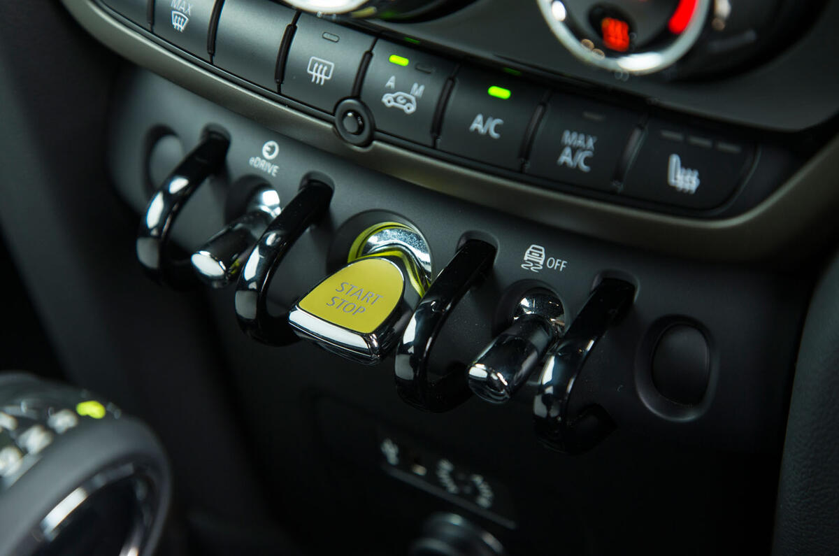 Mini Countryman S E All4 switchgear