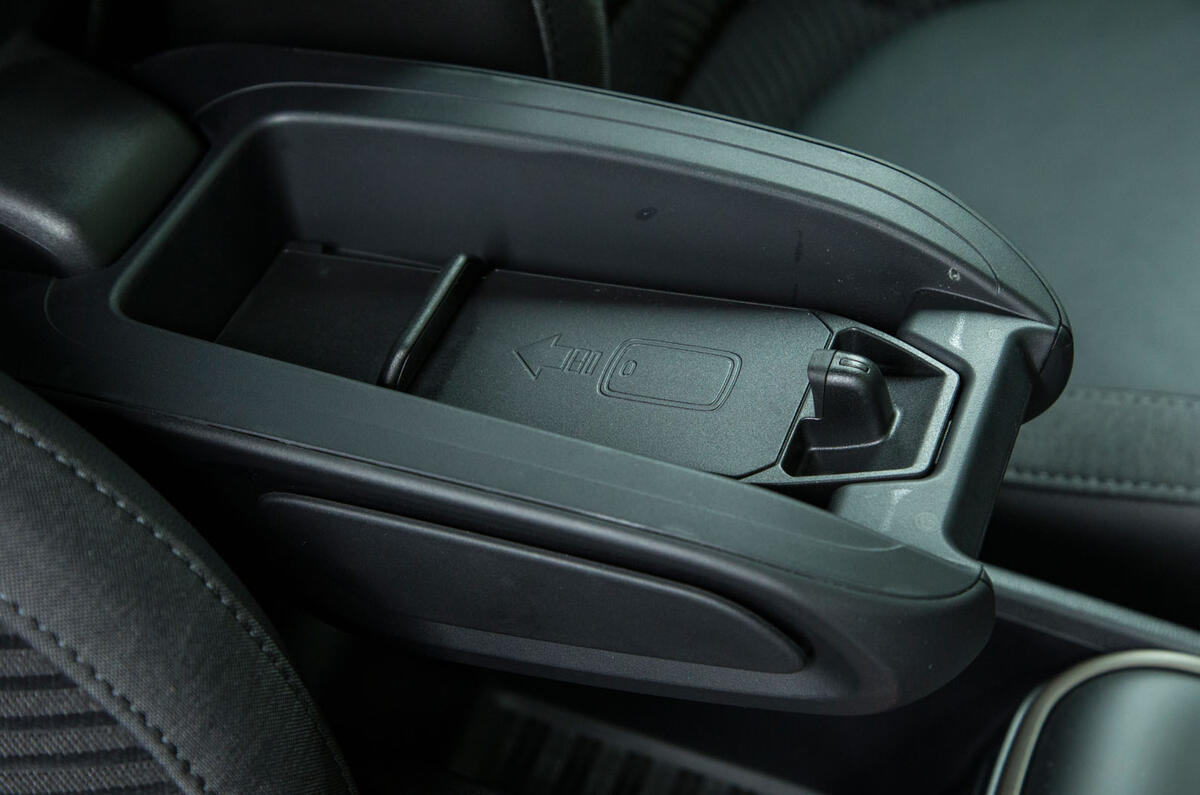 Mini Countryman S E All4 wireless phone charging