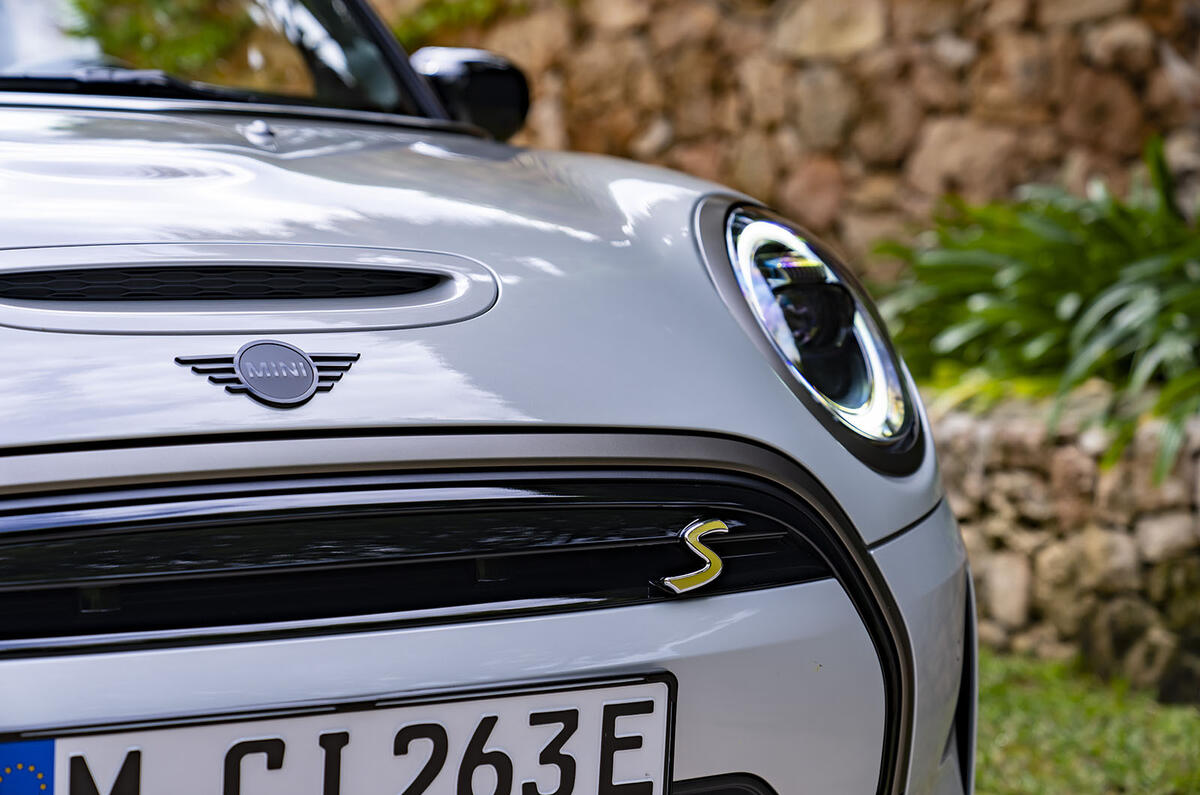 mini electric cabriolet avis 11 badge