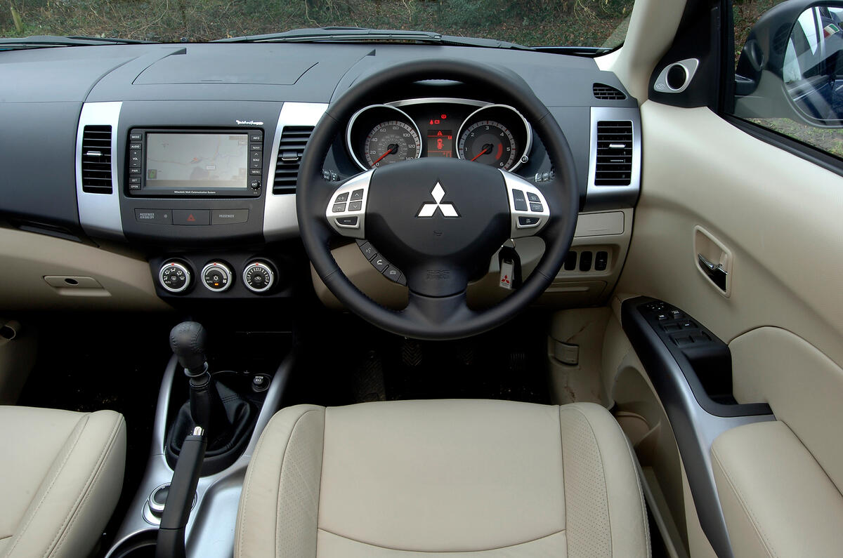 Mitsubishi Outlander 07 12 Interior Autocar
