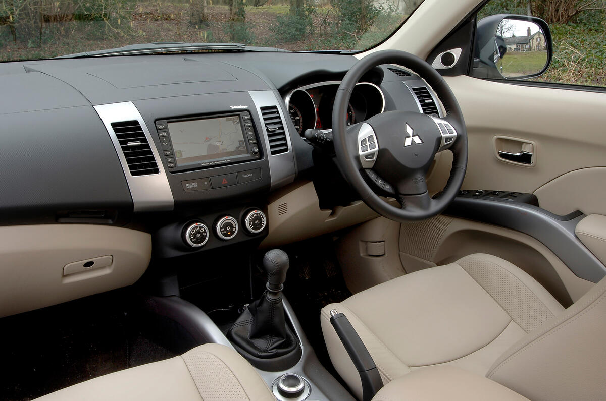 Mitsubishi Outlander 07 12 Interior Autocar