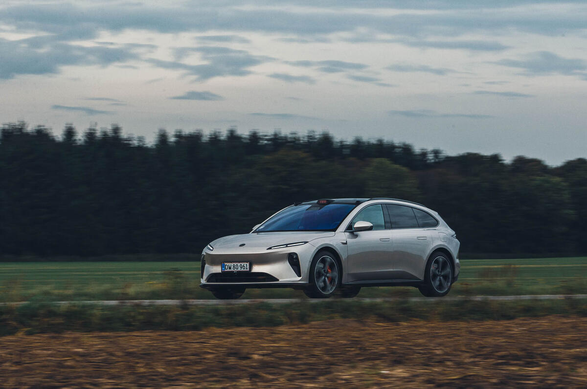 nio et5 touring review 2023 06 panning