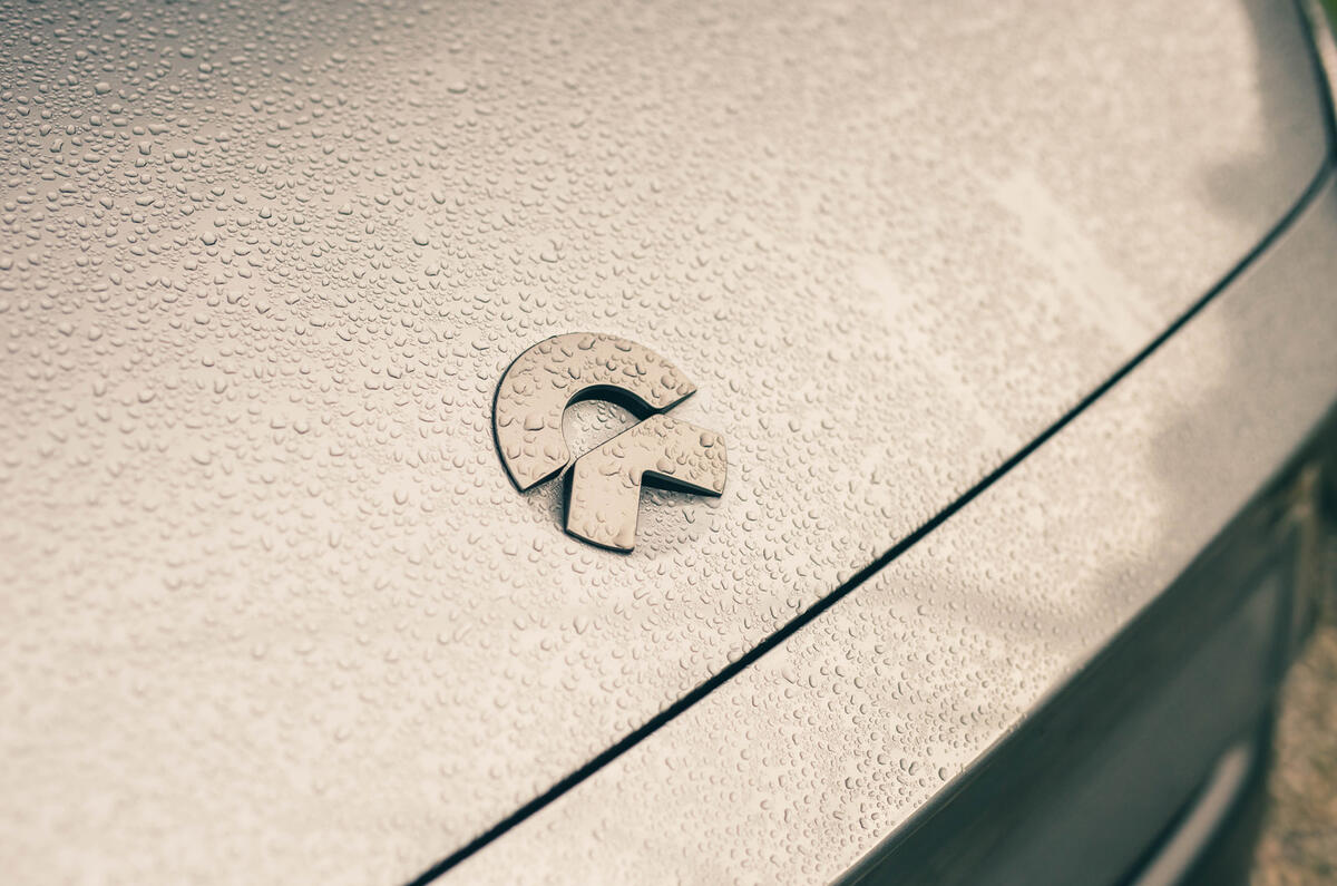 Nio EL8 review front badge