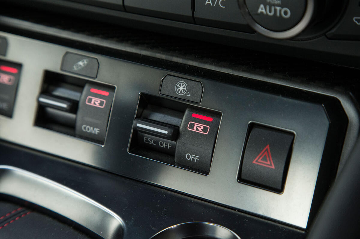 Nissan GT-R dynamic controls