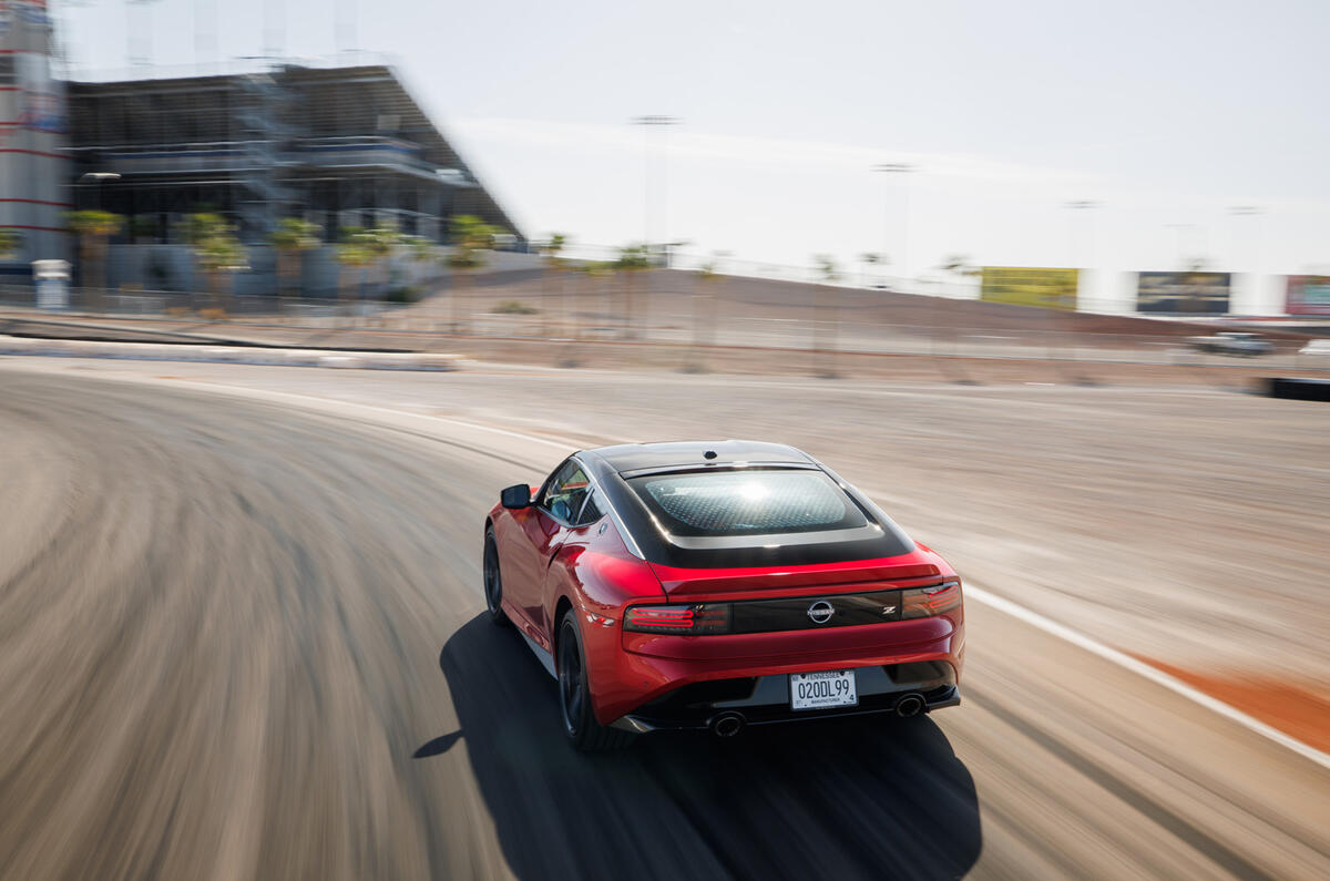 Nissan Z arrière sur piste