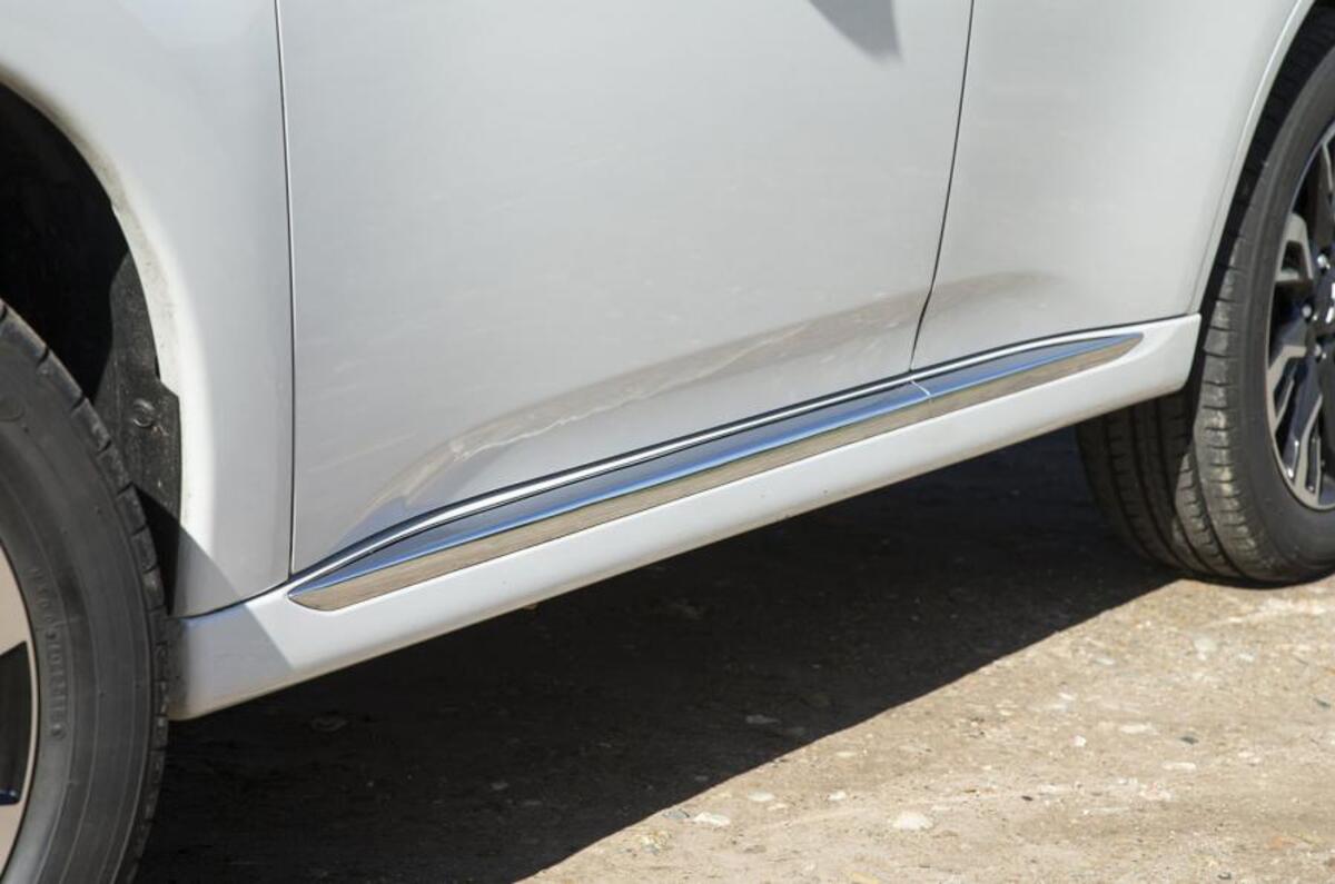 Mitsubishi Outlander PHEV side skirt