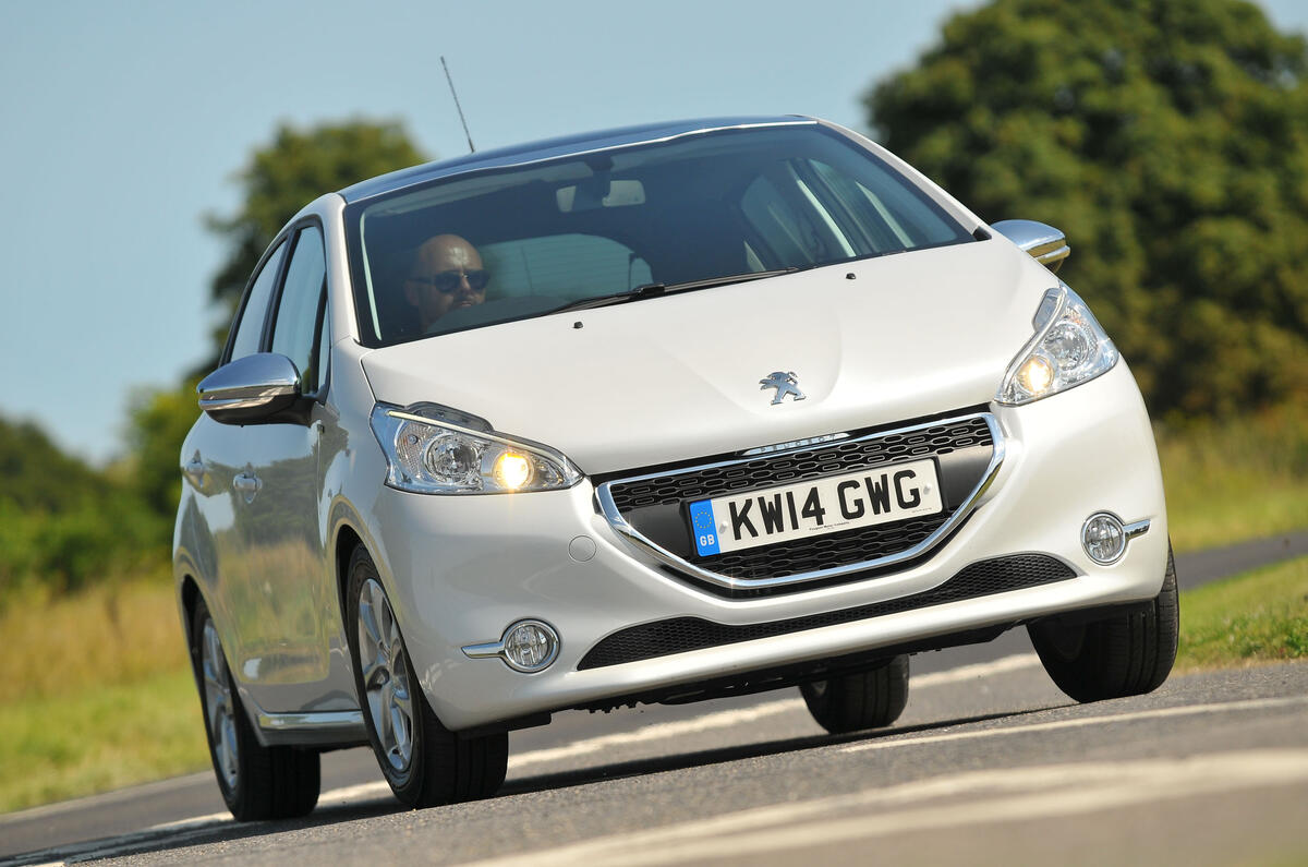 Peugeot 208 en virage