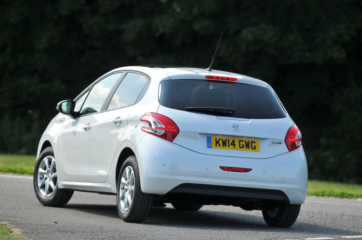 Peugeot 208 en virage arrière