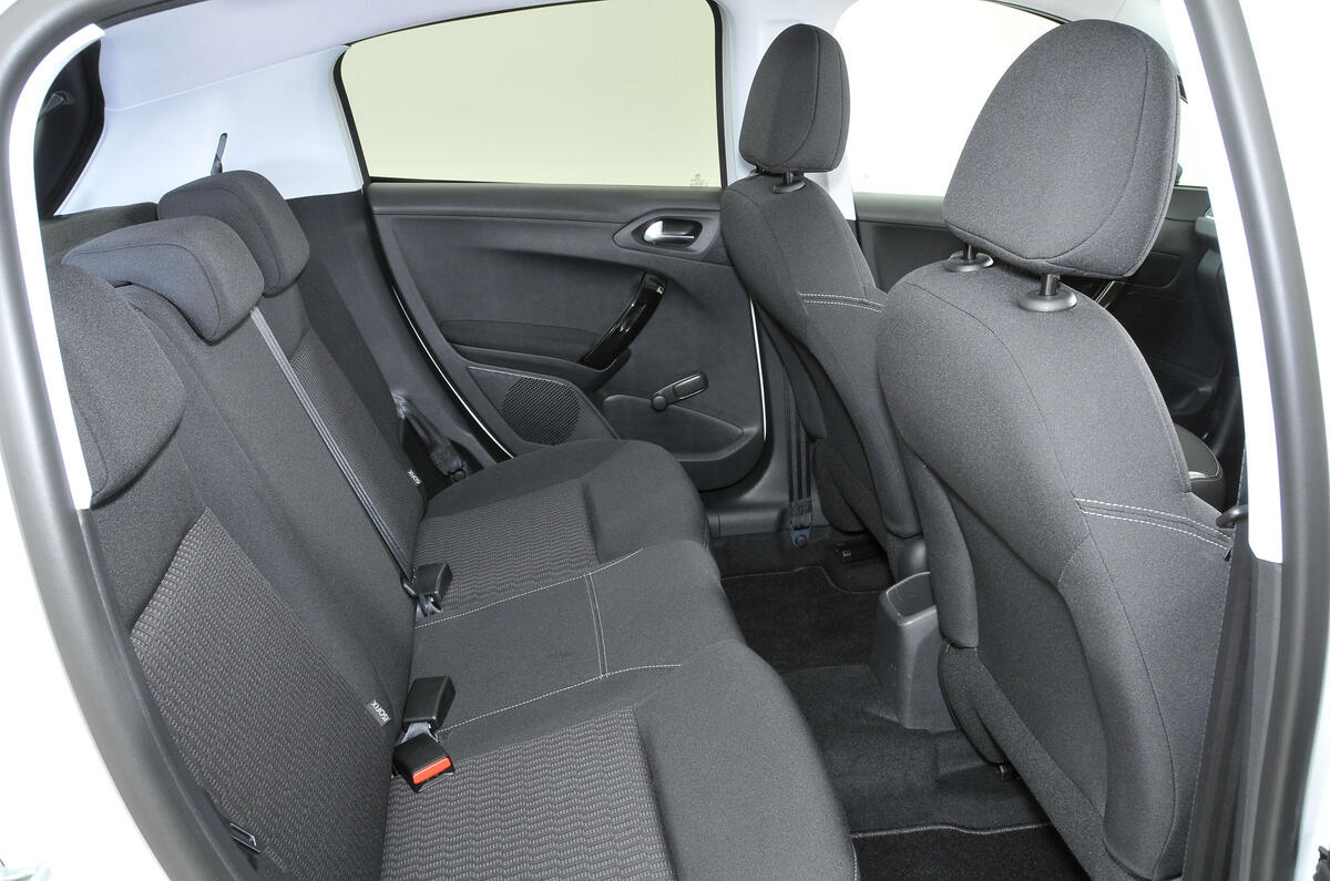 Peugeot 208 sièges arrière