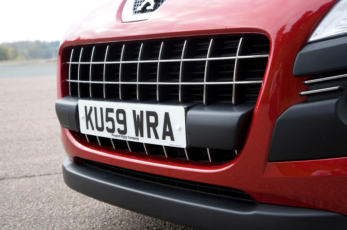 Peugeot 3008 front grille