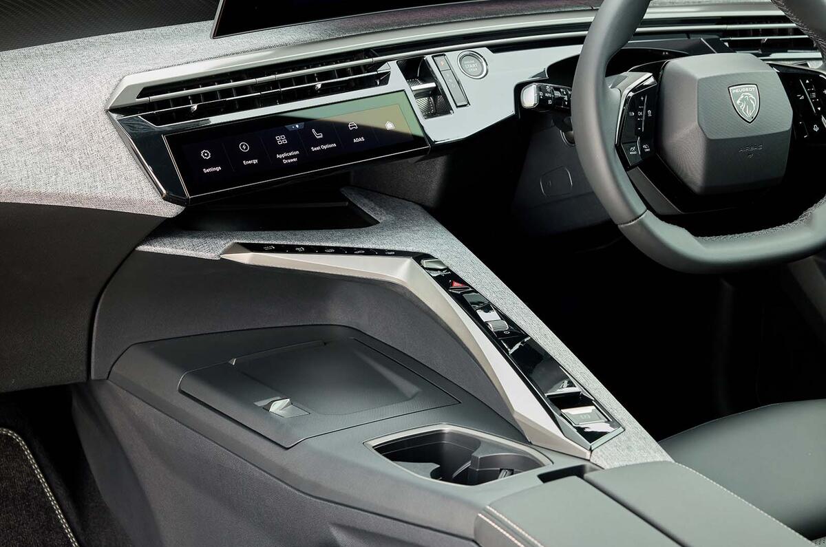 Console centrale intérieure de la Peugeot 5008 hybrid
