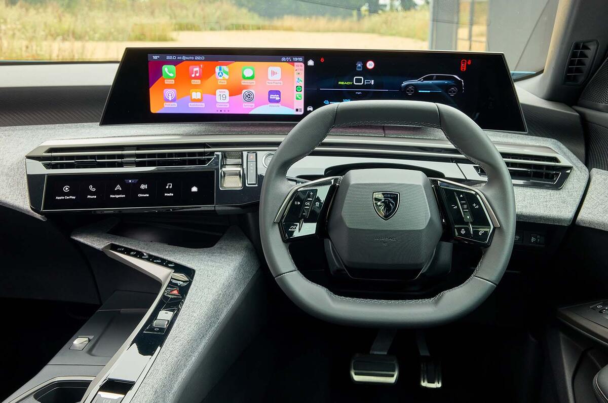 Peugeot 5008 hybride intérieur écran tableau de bord