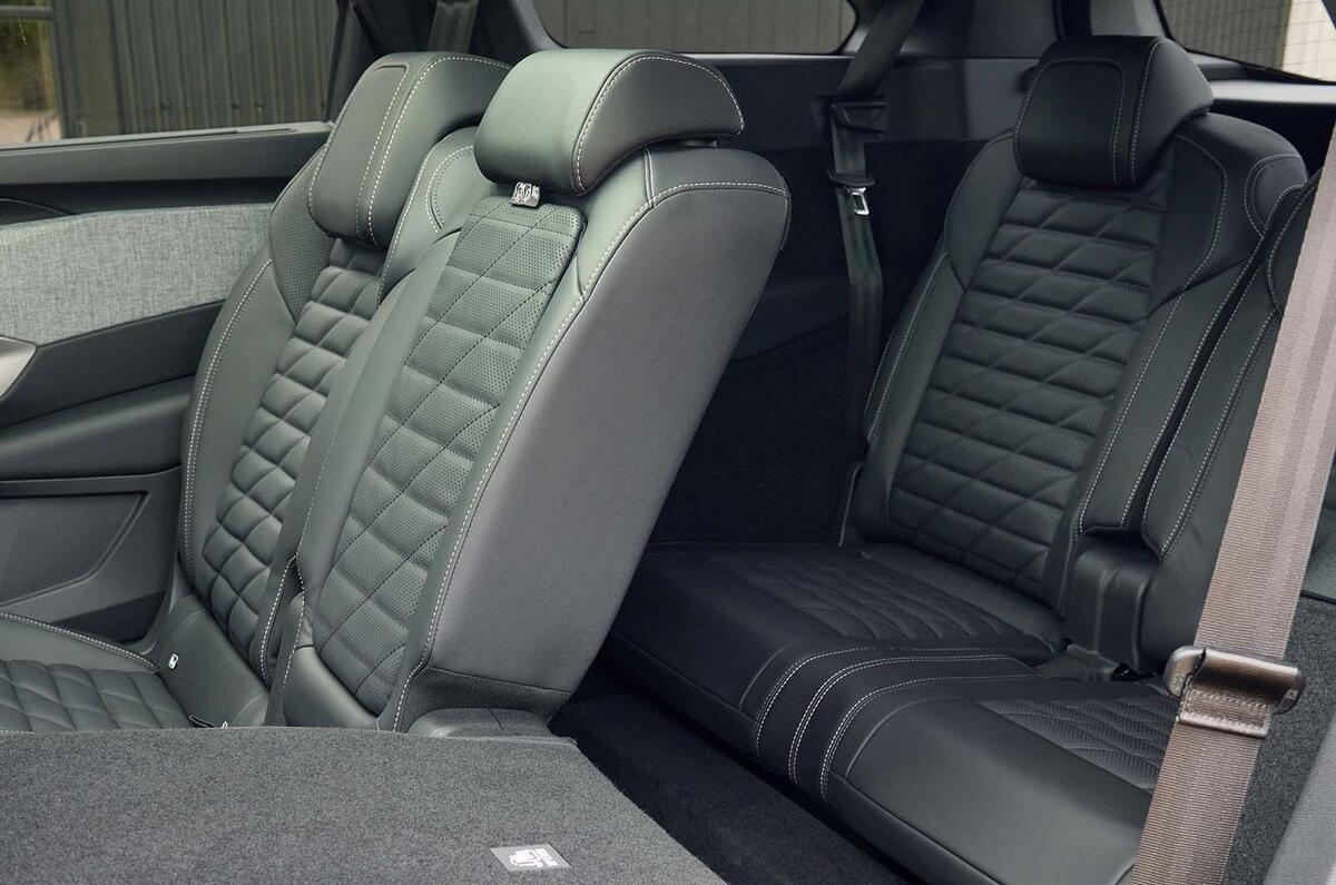 Peugeot 5008 hybrid intérieur troisième rangée de sièges