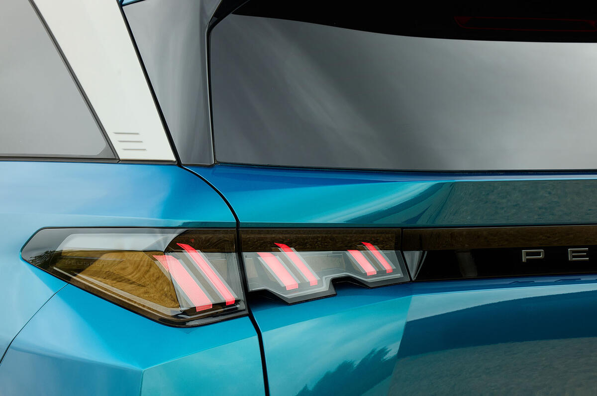 Peugeot e 5008 feu arrière détail