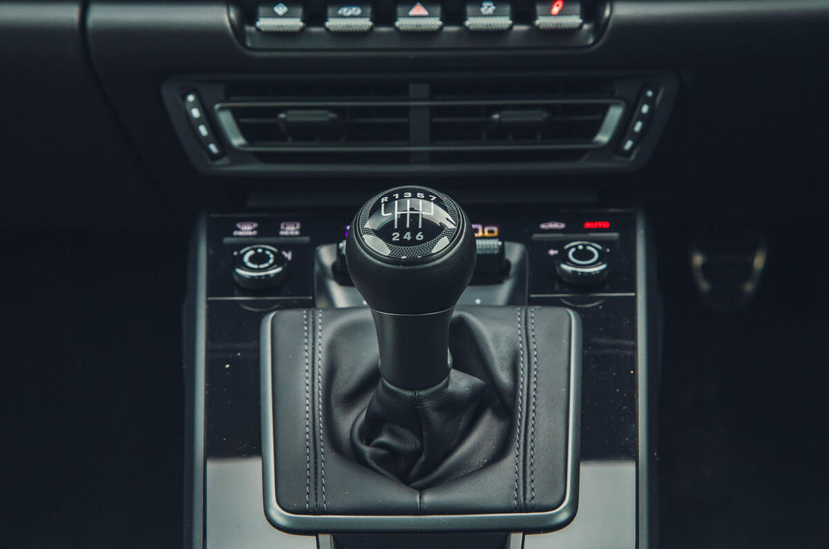 porsche 911 carerra t review 2023 14 gearbox