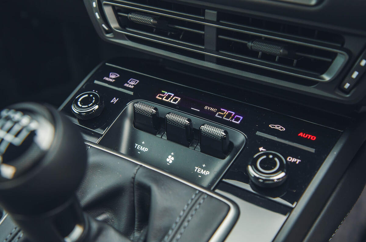 porsche 911 carerra t review 2023 17 controls