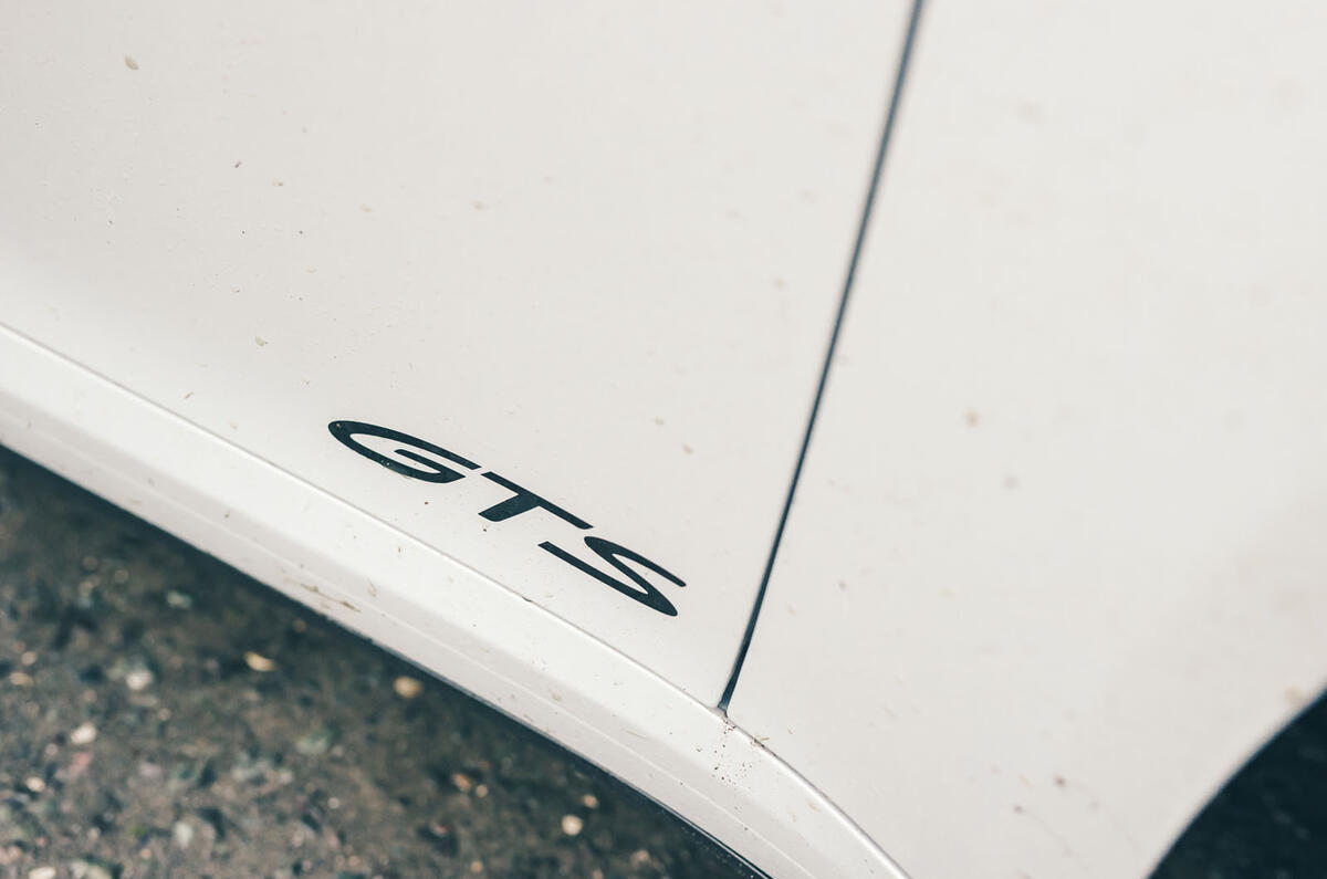 porsche 911 gts 992.2 2025 badge de seuil 13