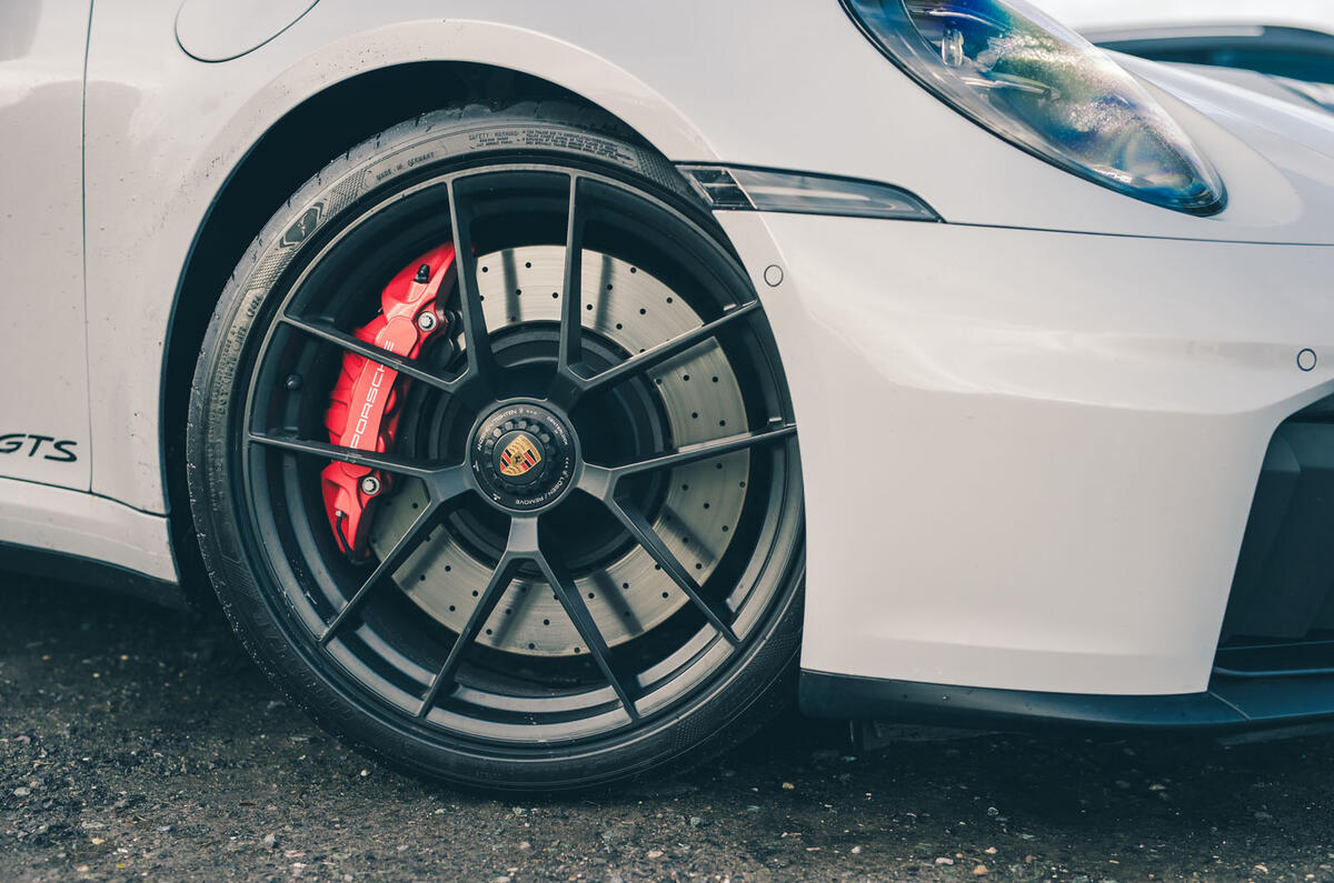 porsche 911 gts 992.2 2025 roue 14