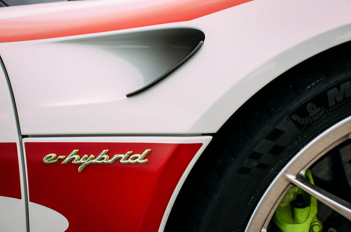 Porsche 918 Spyder hybrid badging