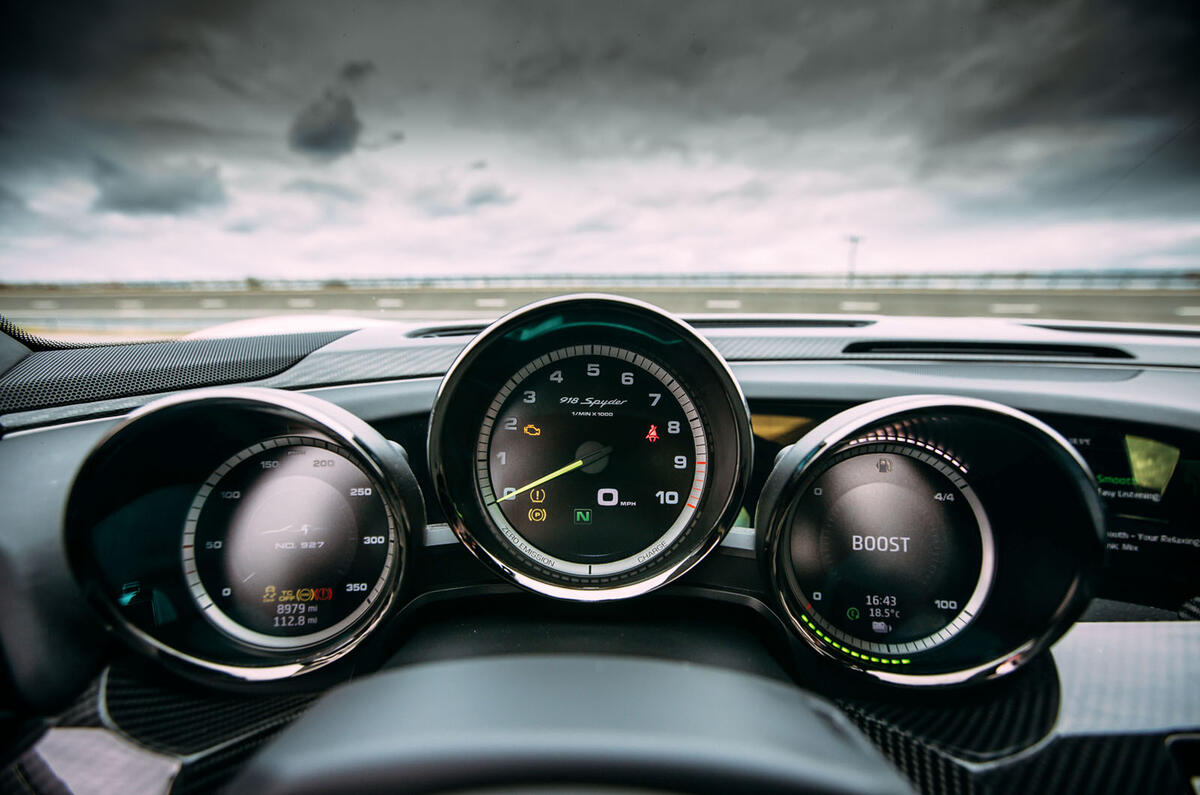 Porsche 918 Spyder instrument cluster