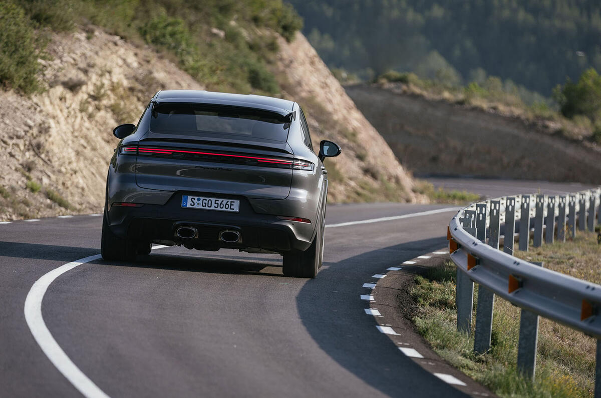 porsche cayenne turbo e hybrid 018 action arrière