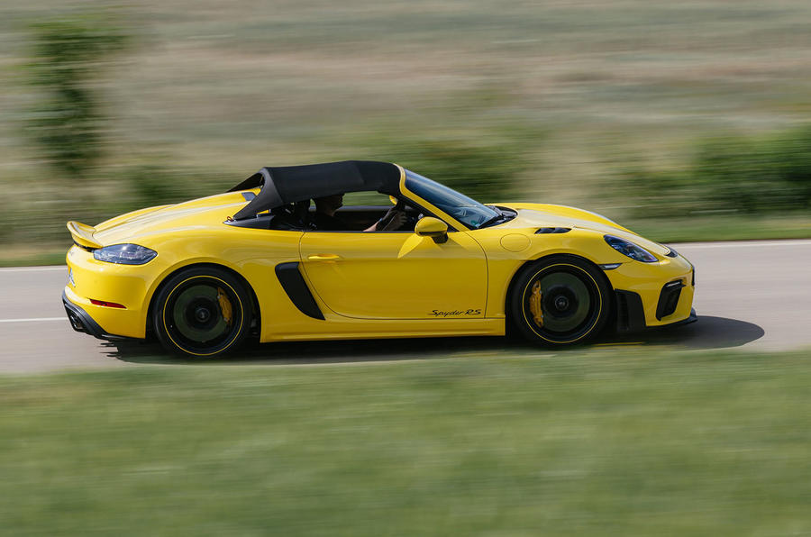 porsche gt4 rs sypder review 02 panning roof up